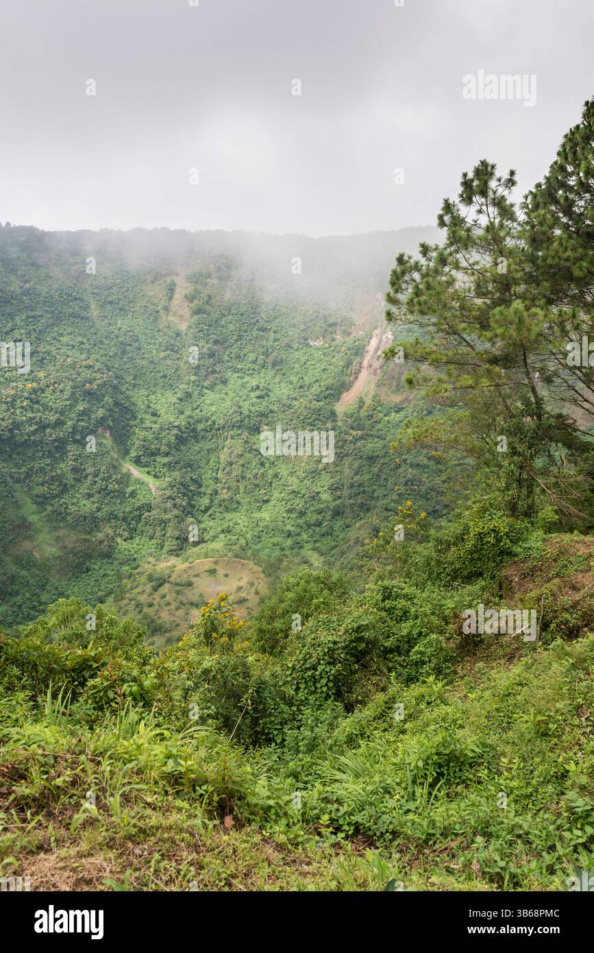 Blick nach unten in den Boqueron-Krater des Vulkans San Salvador mit dem Boqueroncito-Schlackenkegel unten sichtbar. El Salvador Stockfoto