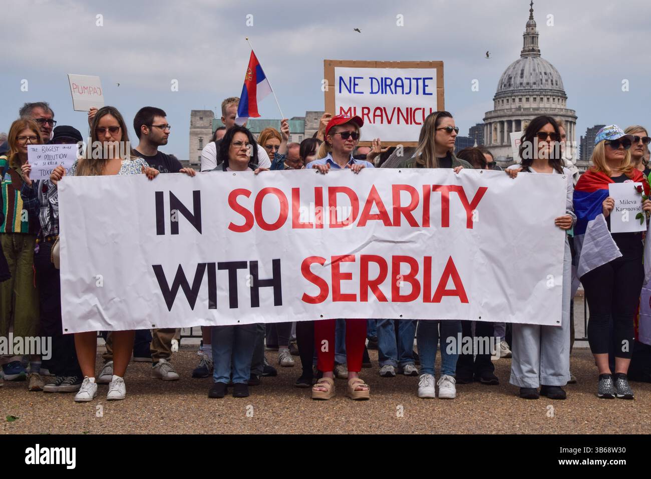 London, Großbritannien. Mai 2025. Mitglieder der serbischen Diaspora veranstalteten eine Kundgebung und 18 Minuten Schweigen vor Tate Modern in Solidarität mit den regierungsfeindlichen Protesten in Serbien und in Gedenken an 15 Menschen, die starben, nachdem ein Teil eines Bahnhofs in der Stadt Novi Sad zusammenbrach, was zu Massenprotesten im Land führte. Quelle: Vuk Valcic/Alamy Live News Stockfoto London, Großbritannien. Mai 2025. Mitglieder der serbischen Diaspora veranstalteten eine Kundgebung und 18 Minuten Schweigen vor Tate Modern in Solidarität mit den regierungsfeindlichen Protesten in Serbien und in Gedenken an 15 Menschen, die starben, nachdem ein Teil eines Bahnhofs in der Stadt Novi Sad zusammenbrach, was zu Massenprotesten im Land führte. Quelle: Vuk Valcic/Alamy Live News Stockfoto