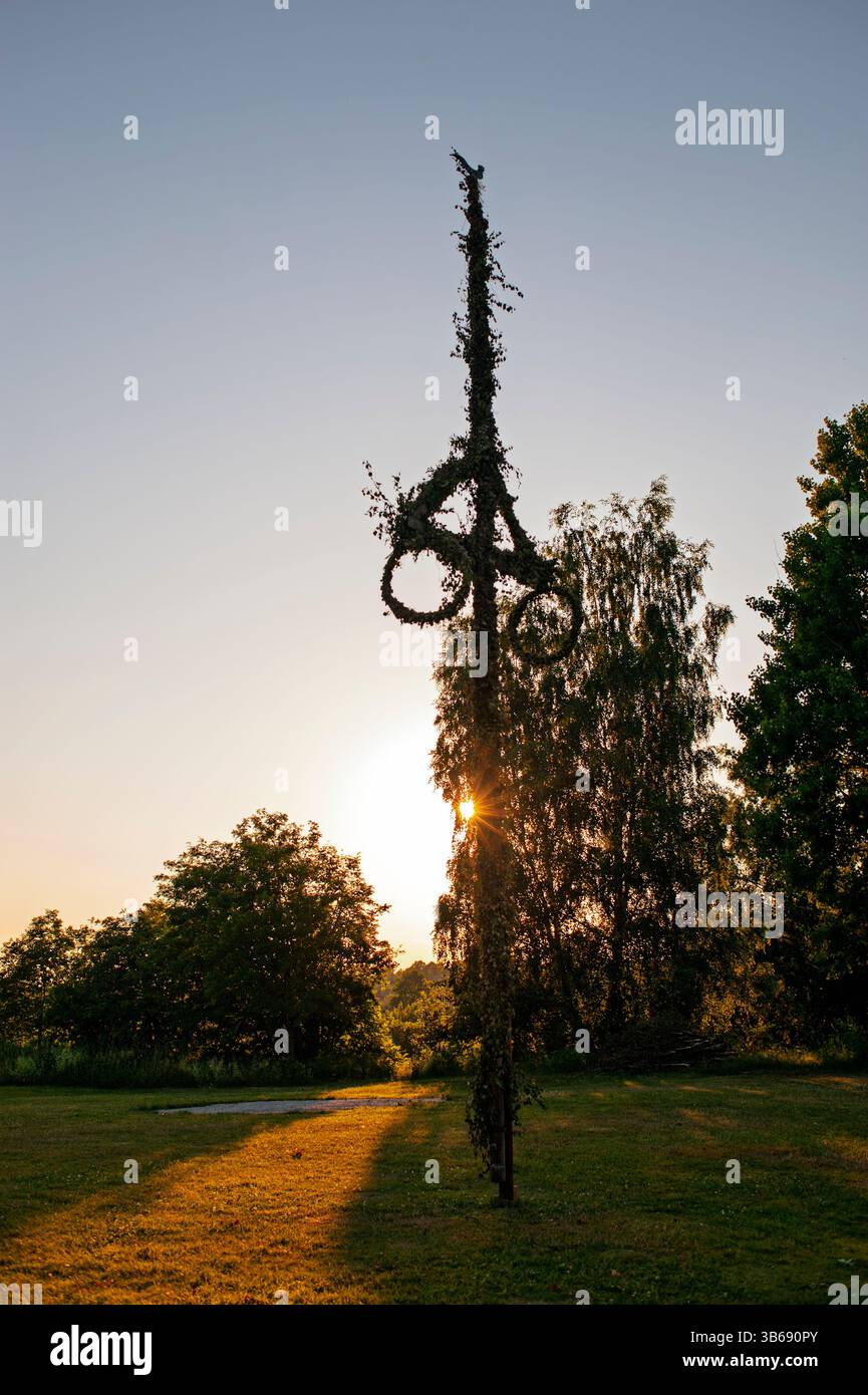 Romantische Mittsommernacht. Die Feier ist vorbei, aber das romantische Gefühl des Hochsommers bleibt in der untergehenden Sonne bestehen. Stockfoto
