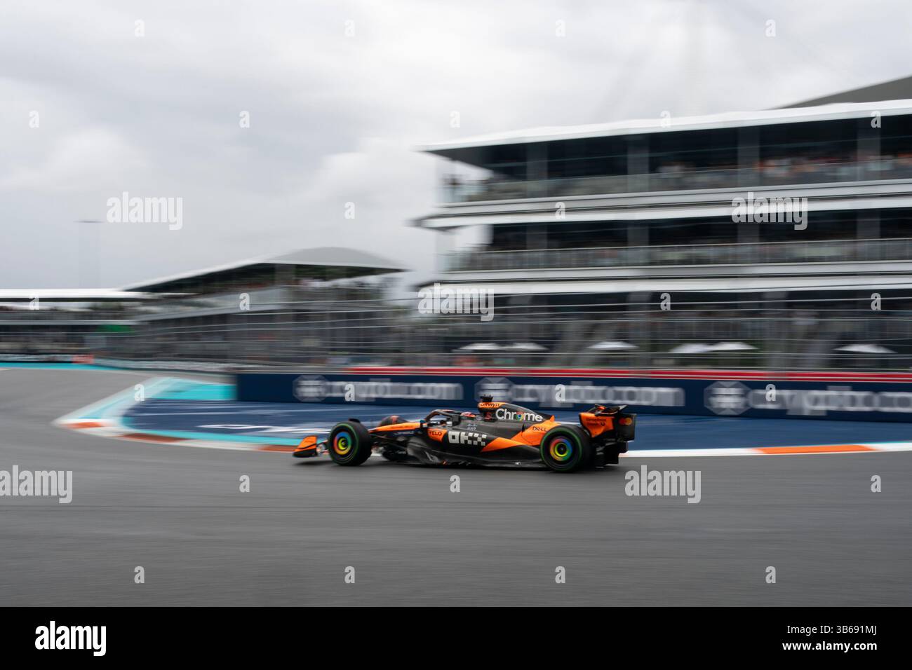 Miami Gardens, Usa. Mai 2025. Der australische Formel-1-Pilot Oscar Piastri vom McLaren F1 Team fährt am Samstag, den 3. Mai 2025, im Sprint-Rennen während des Formel-1-Grand Prix von Miami im Miami International Autodrome in Miami Gardens, Florida. Foto: Greg Nash/UPI Credit: UPI/Alamy Live News Stockfoto