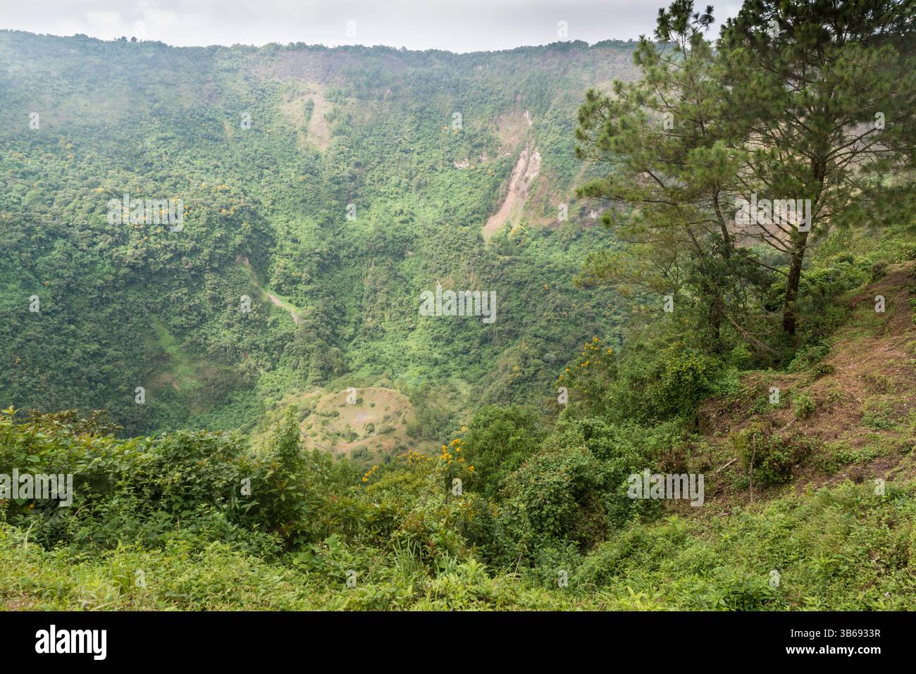 Blick nach unten in den Boqueron-Krater des Vulkans San Salvador mit dem Boqueroncito-Schlackenkegel unten sichtbar. El Salvador Stockfoto
