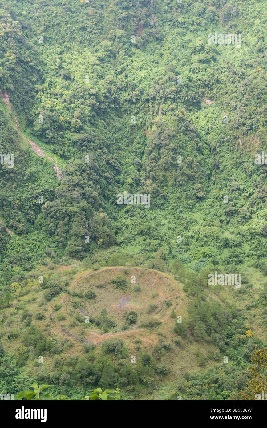 Blick nach unten in den Boqueron-Krater des Vulkans San Salvador mit dem Boqueroncito-Schlackenkegel unten sichtbar. El Salvador Stockfoto