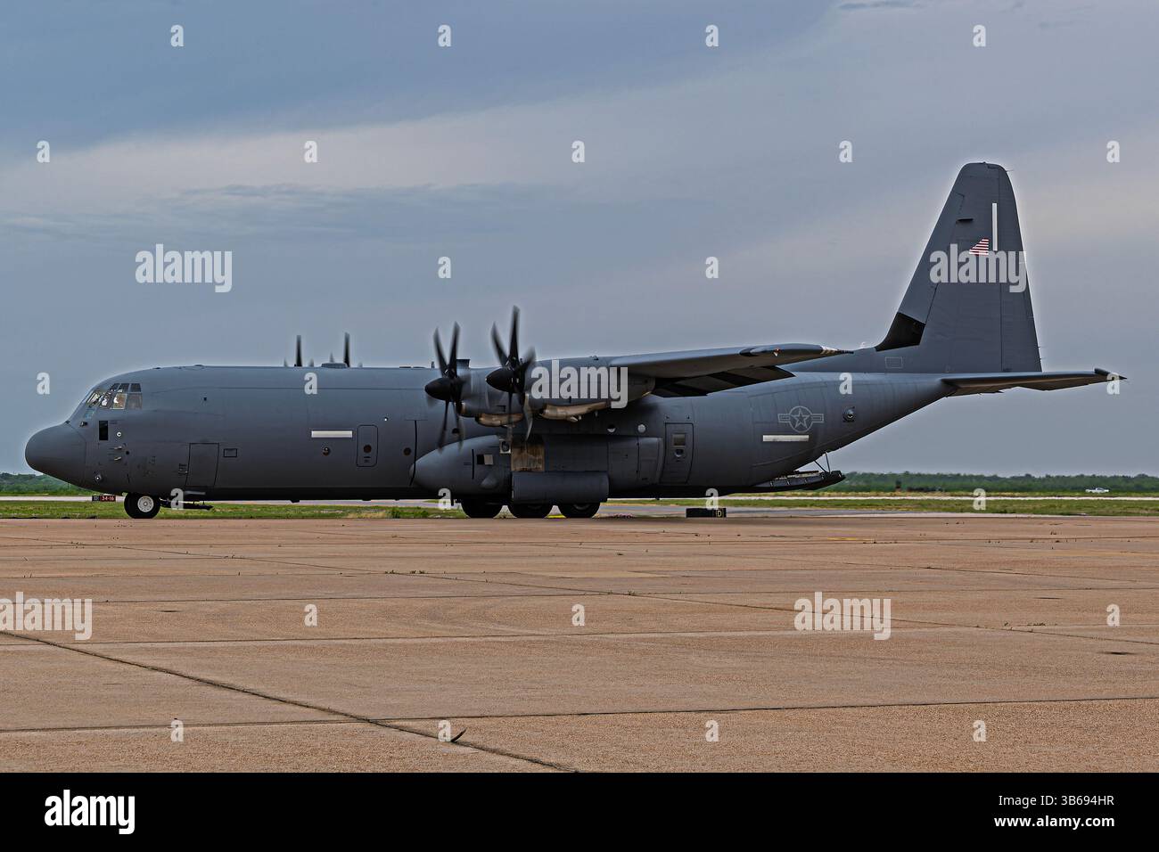 Wings Over West Texas 4-18-2025 Dyess AFB, TX USA USAF C-130J kehrt nach der taktischen Air Drop Demonstration bei den Wings Over West Texas Air SH zurück Stockfoto