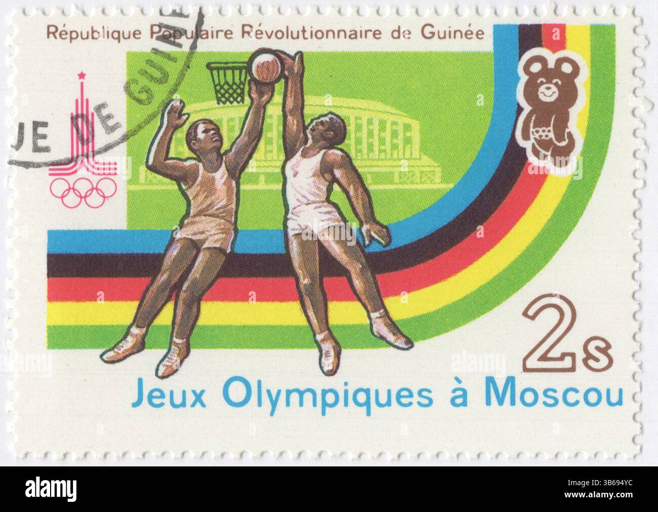 GUINEA - 1. Juni 1982: 2 mehrfarbige Syli-Briefmarken mit Darstellung des Basketballs. 22. Olympische Sommerspiele 1980, Moskau, 19. Juli bis 3. August 1980. Unter der Führung der Vereinigten Staaten boykottierten 66 Länder die Spiele wegen des sowjetisch-afghanischen Krieges. Mehrere alternative Veranstaltungen fanden außerhalb der Sowjetunion statt. Einige Athleten aus einigen der Boykottländer (die nicht in der Liste der 66 Länder aufgeführt sind, die die Spiele vollständig boykottiert haben) nahmen an den Spielen unter der Olympischen Flagge Teil. Die Sowjetunion boykottierte 1984 die Olympischen Sommerspiele in Los Angeles Stockfoto