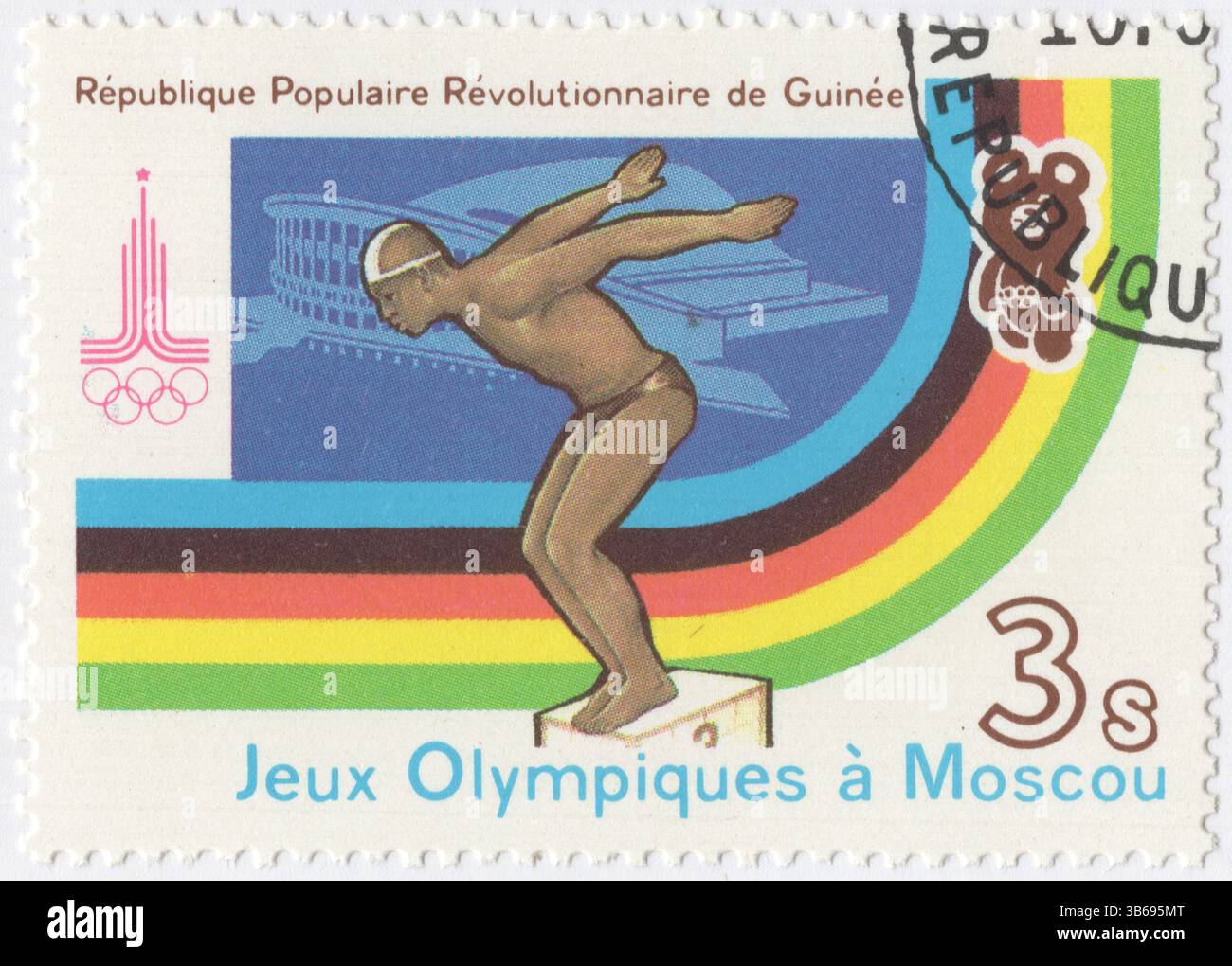 GUINEA - 1. Juni 1982: Mehrfarbige Briefmarke mit 3 Syli, die Schwimmen, Tauchen zeigt. 22. Olympische Sommerspiele 1980, Moskau, 19. Juli bis 3. August 1980. Unter der Führung der Vereinigten Staaten boykottierten 66 Länder die Spiele wegen des sowjetisch-afghanischen Krieges. Mehrere alternative Veranstaltungen fanden außerhalb der Sowjetunion statt. Einige Athleten aus einigen der Boykottländer (die nicht in der Liste der 66 Länder aufgeführt sind, die die Spiele vollständig boykottiert haben) nahmen an den Spielen unter der Olympischen Flagge Teil. Die Sowjetunion boykottierte 1984 die Olympischen Sommerspiele in Los Angeles Stockfoto