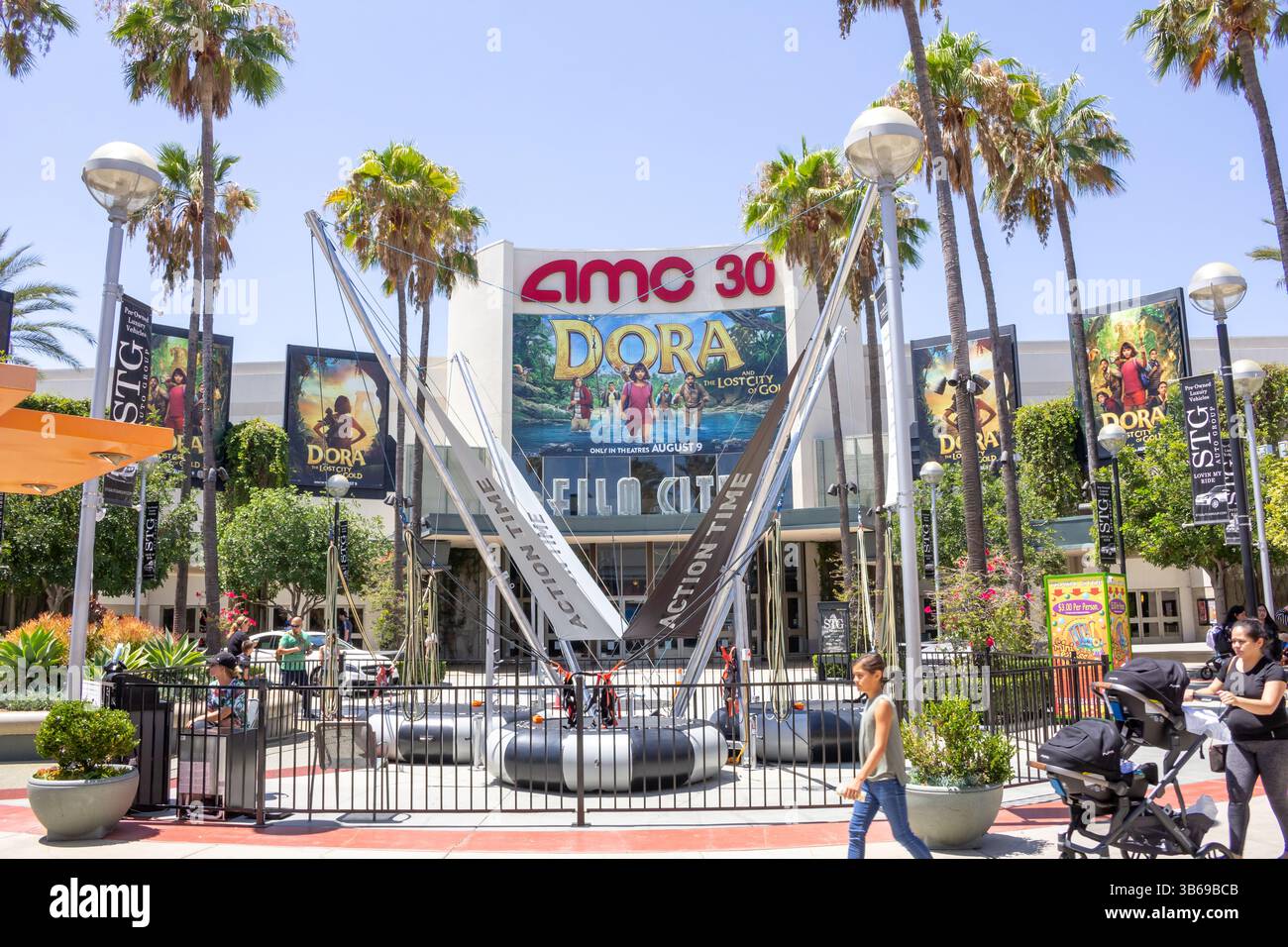 Orange, Kalifornien, USA - 10.08.2019: Blick auf die plaza vor dem Kino AMC Orange 30. Stockfoto