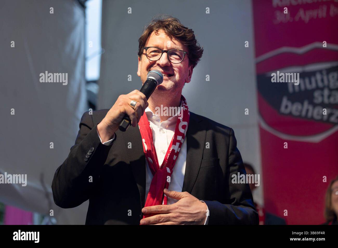 Nach Hannover kommt Düsseldorf: Vor dem Abschluss des evangelischen Kirchentags hat der hannoversche Bischof Ralf Meister symbolisch den Staffelstab an die Evangelische Kirche im Rheinland uebergeben. Thorsten Latzel nahm den Ahornstab mit dem Kirchentagskreuz am Samstagabend 03.05.2025 auf der Buehne am Platz der Weltausstellung in der Innenstadt Hannovers entgegen. Foto: Torsten Zugehoer Zugehör, Oberbuergermeister von Wittenberg der 40. Deutscher Evangelischer Kirchentag findet im Mai 2027 in Düsseldorf unter dem Leitwort es hatte aber alle Welt einerlei Zunge und SPR Stockfoto