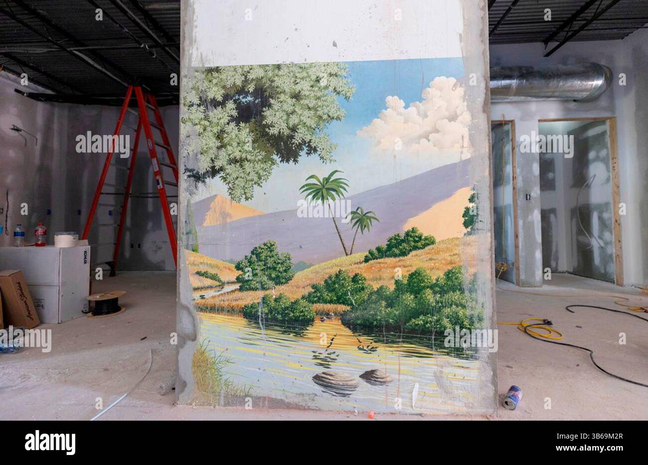 25. August 2022: Die ehemalige Stätte der Rosewood Church wird in Wohnungen umgewandelt, einschließlich des Heiligtums der 1971 erbauten Kirche. Eine Einheit ist um die Stelle gebaut, an der sich die Taufe in der Kirche befand. Der gedruckte Hintergrund stand früher hinter der Taufe. (Kreditbild: © Tracy Glantz/The State Via ZUMA Press Wire) Stockfoto