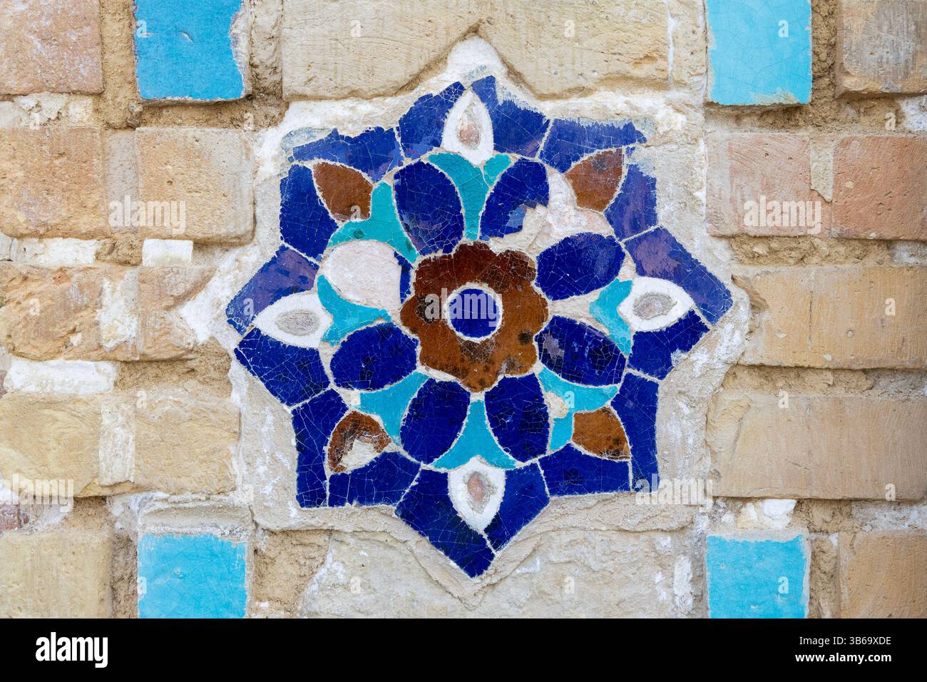 Nahaufnahme einer alten glasierten Fliese in Gur-e Emir, dem Mausoleum von Amir Timur, auch bekannt als Tamerlane (1320–1405) in Samarkand, Usbekistan Stockfoto