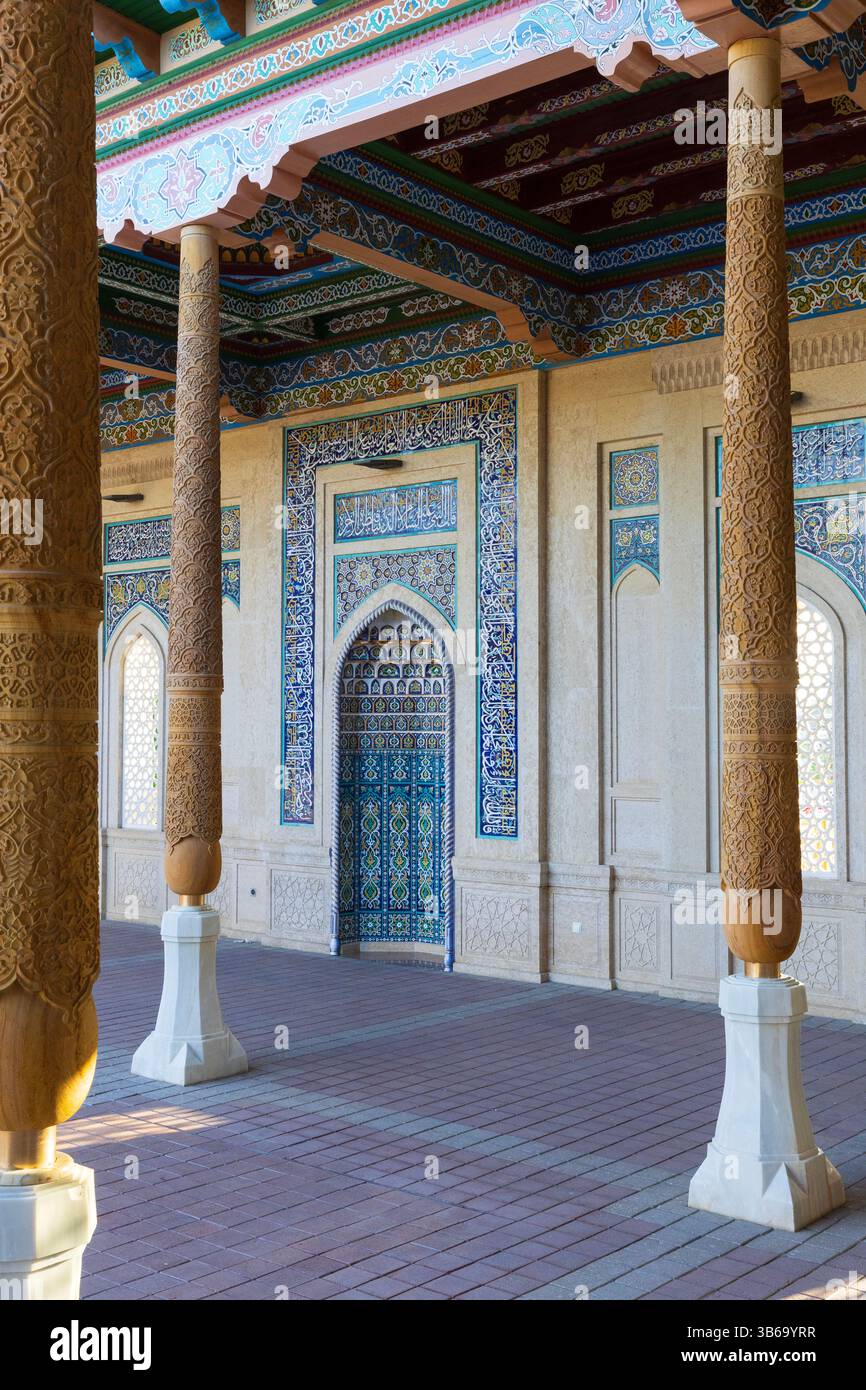 Der Mihrab (Mitte des 19. Jahrhunderts) in der Hazret-Khizr-Moschee in Samarkand, Usbekistan Stockfoto