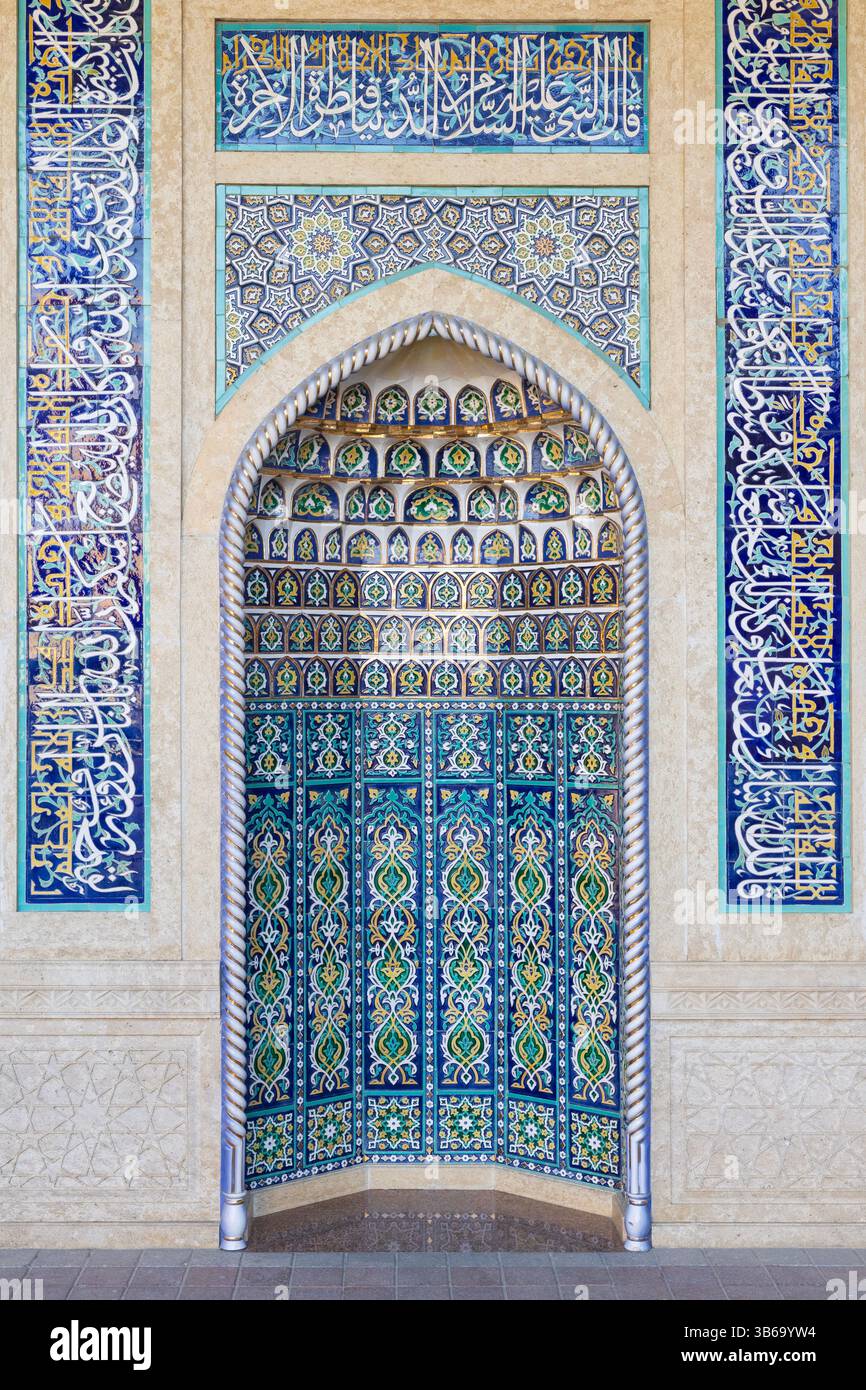 Der Mihrab (Mitte des 19. Jahrhunderts) in der Hazret-Khizr-Moschee in Samarkand, Usbekistan Stockfoto