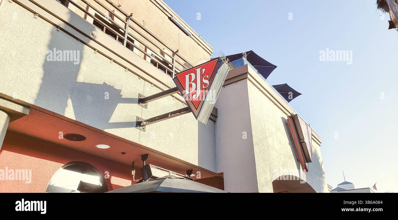 Huntington Beach, Kalifornien, USA - 09-04-2019: Blick auf ein Ladenschild für die Restaurantkette BJ's Restaurant and Brewhouse. Stockfoto