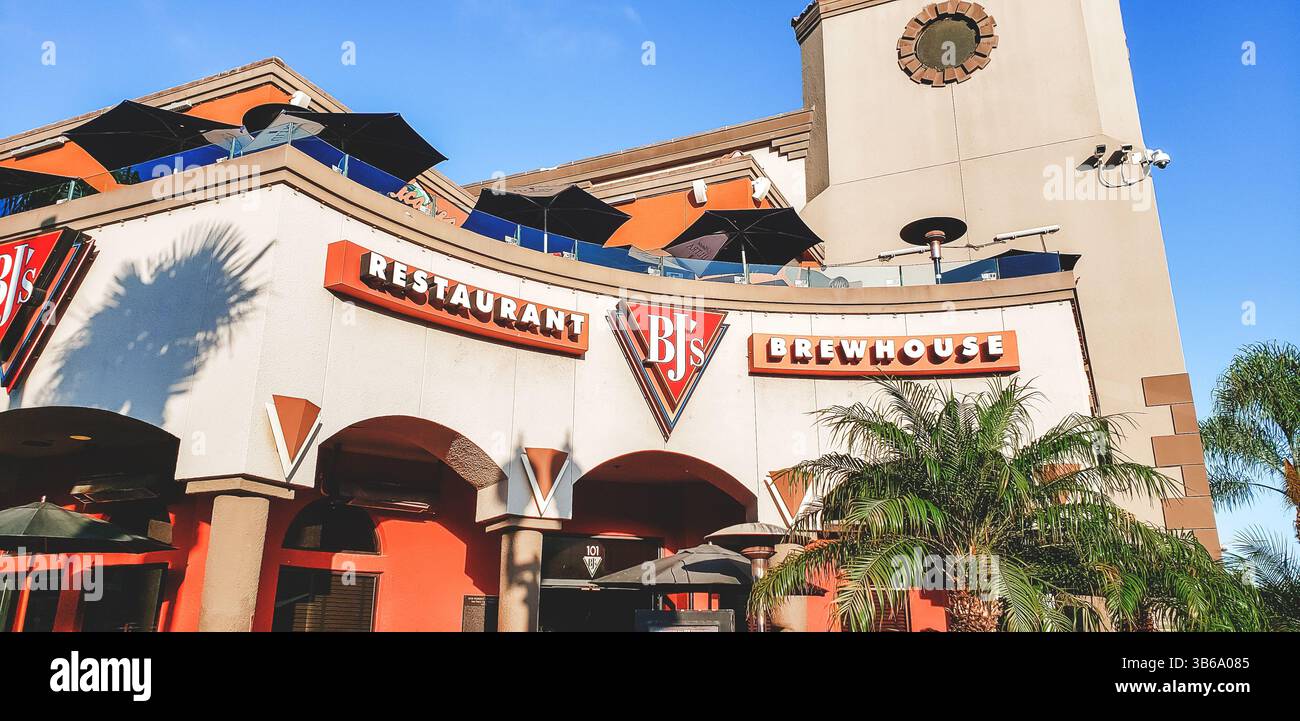 Huntington Beach, Kalifornien, USA - 09-04-2019: Blick auf ein Ladenschild für die Restaurantkette BJ's Restaurant and Brewhouse. Stockfoto