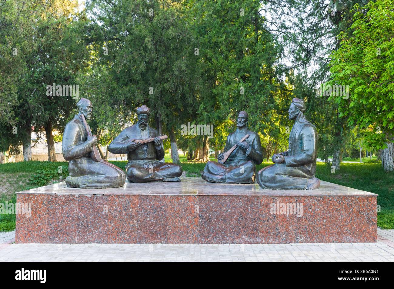 Ein Denkmal für traditionelle usbekische Musikinstrumente wie Dutar, Tanbur und sato im Garten von Registan in Samarkand, Usbekistan Stockfoto