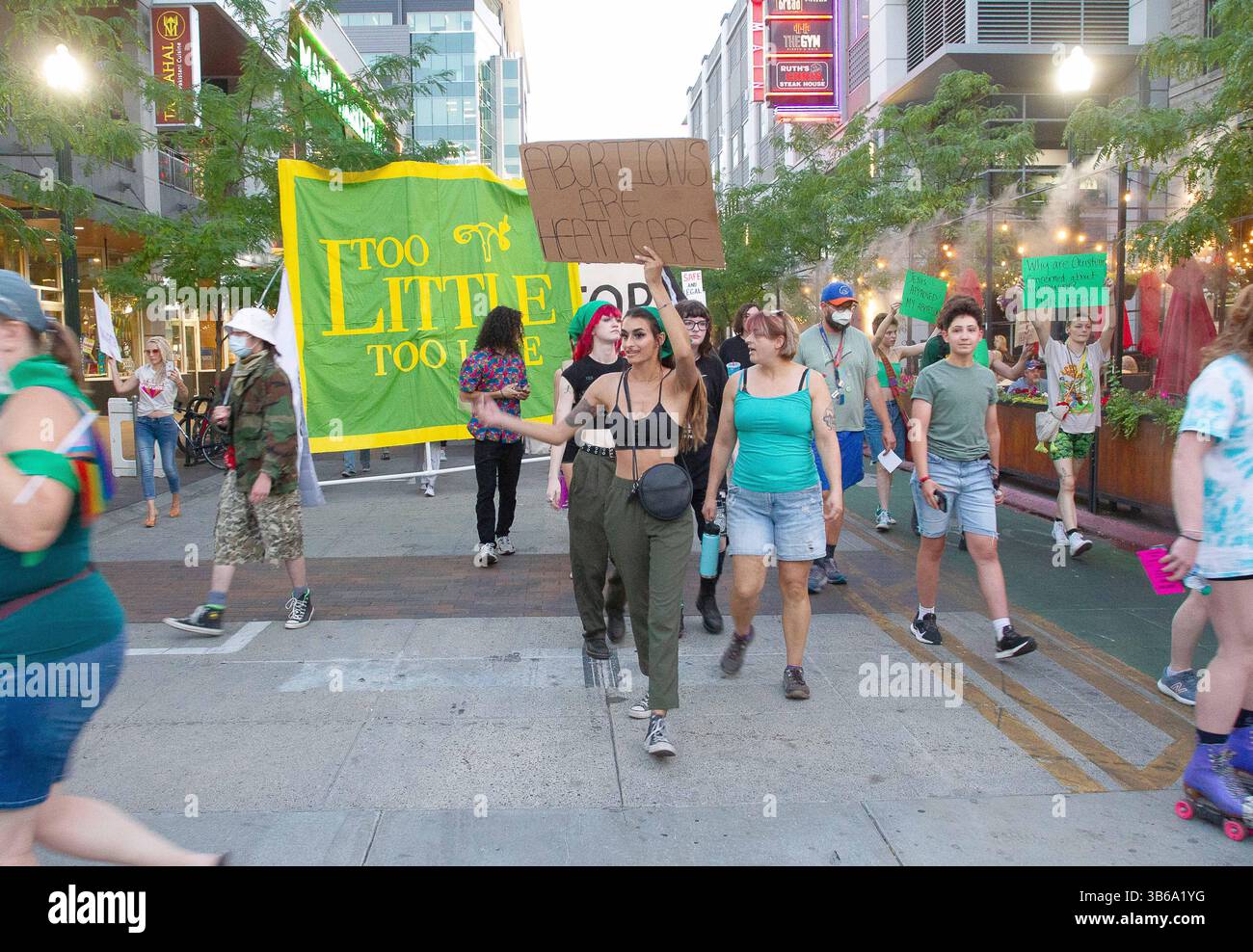 26. August 2022, Boise, Idaho, USA: Demonstranten von Abtreibungsrechten marschierten auf den Straßen durch die Innenstadt von Boise und skandierten dabei. Viele der Leute, die beim Abendessen waren, jubelten und klatschten für sie, als sie vorbeikamen. Das große grüne Banner „Too Little Too Late“ bezieht sich auf den Gouverneur von Idaho, Brad Little. (Bild: © Jim Max/ZUMA Press Wire) Stockfoto