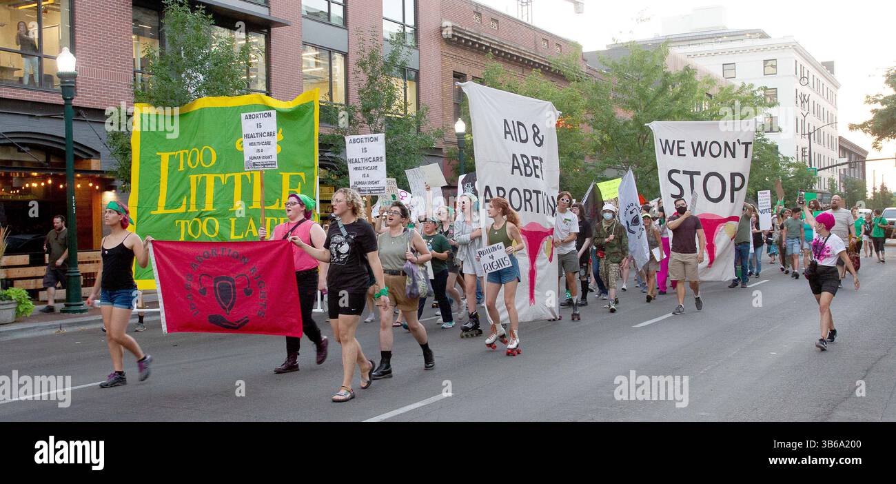 26. August 2022, Boise, Idaho, USA: Demonstranten von Abtreibungsrechten marschierten auf den Straßen durch die Innenstadt von Boise und skandierten dabei. Viele der Leute, die beim Abendessen waren, jubelten und klatschten für sie, als sie vorbeikamen. Das große grüne Banner „Too Little Too Late“ bezieht sich auf den Gouverneur von Idaho, Brad Little. (Bild: © Jim Max/ZUMA Press Wire) Stockfoto