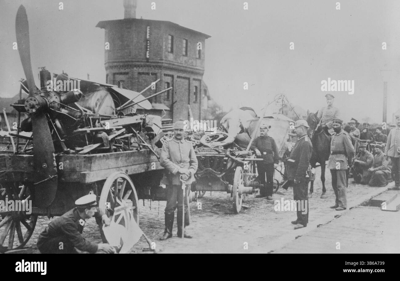 Teile eines russischen Flugzeugs, das von deutschen Truppen während des Ersten Weltkriegs um 1914 gefangen genommen wurde. Stockfoto
