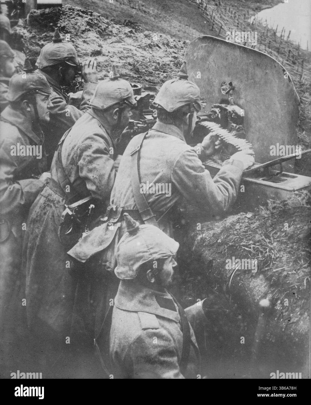 Deutsche Soldaten feuerten während des Ersten Weltkrieges Maschinengewehre ab, um 1914. Stockfoto