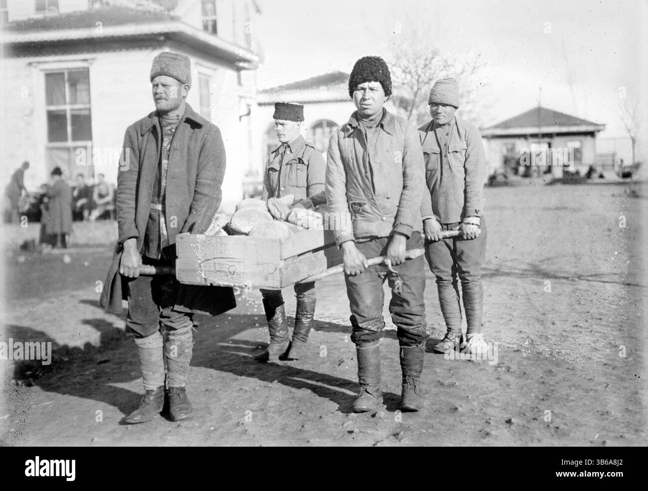 Russische Kriegsgefangene mit einer Palette Brot, um 1919. Stockfoto