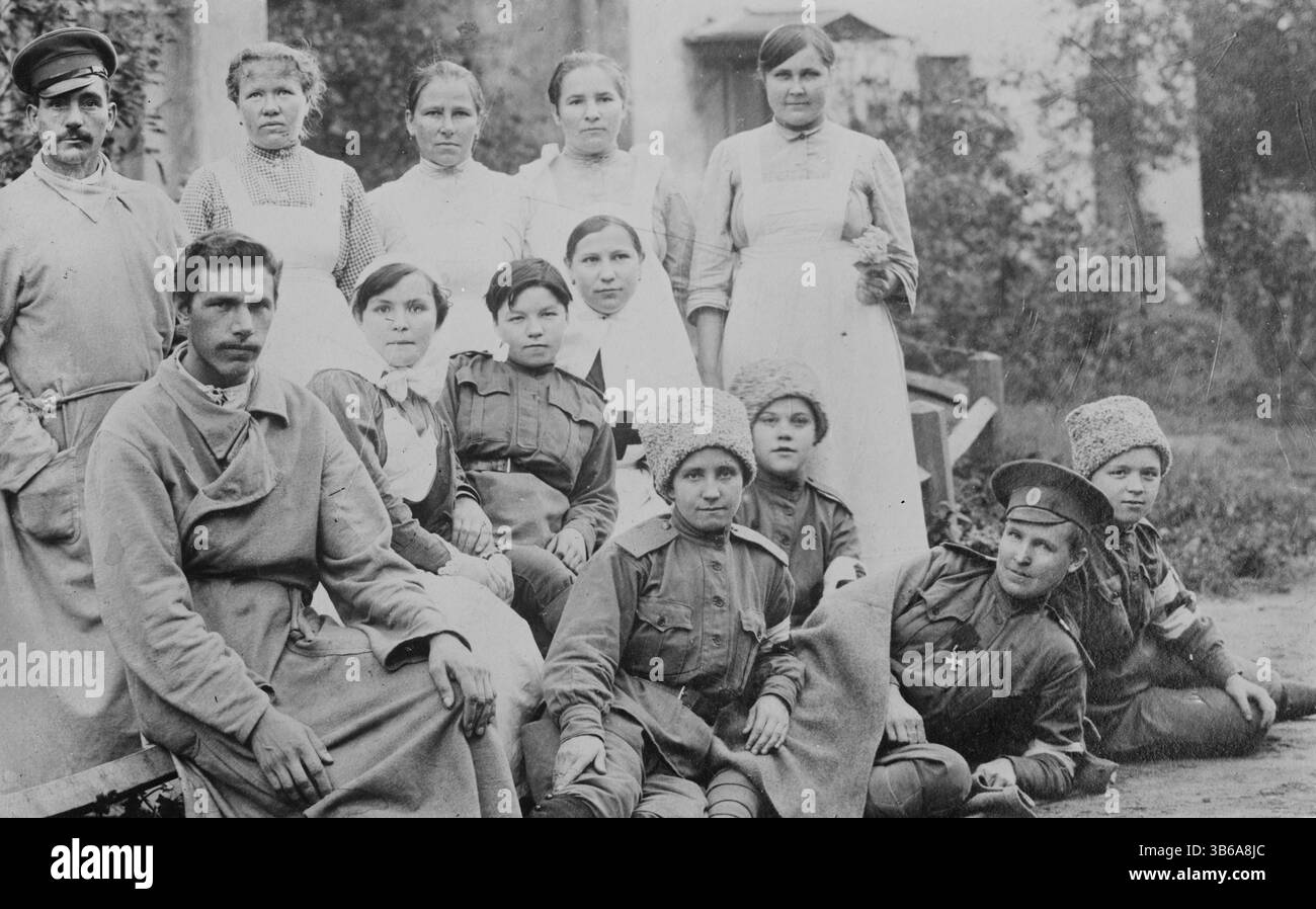 Russische Krankenhausarbeiter mit Soldaten während des Ersten Weltkriegs, um 1915. Stockfoto
