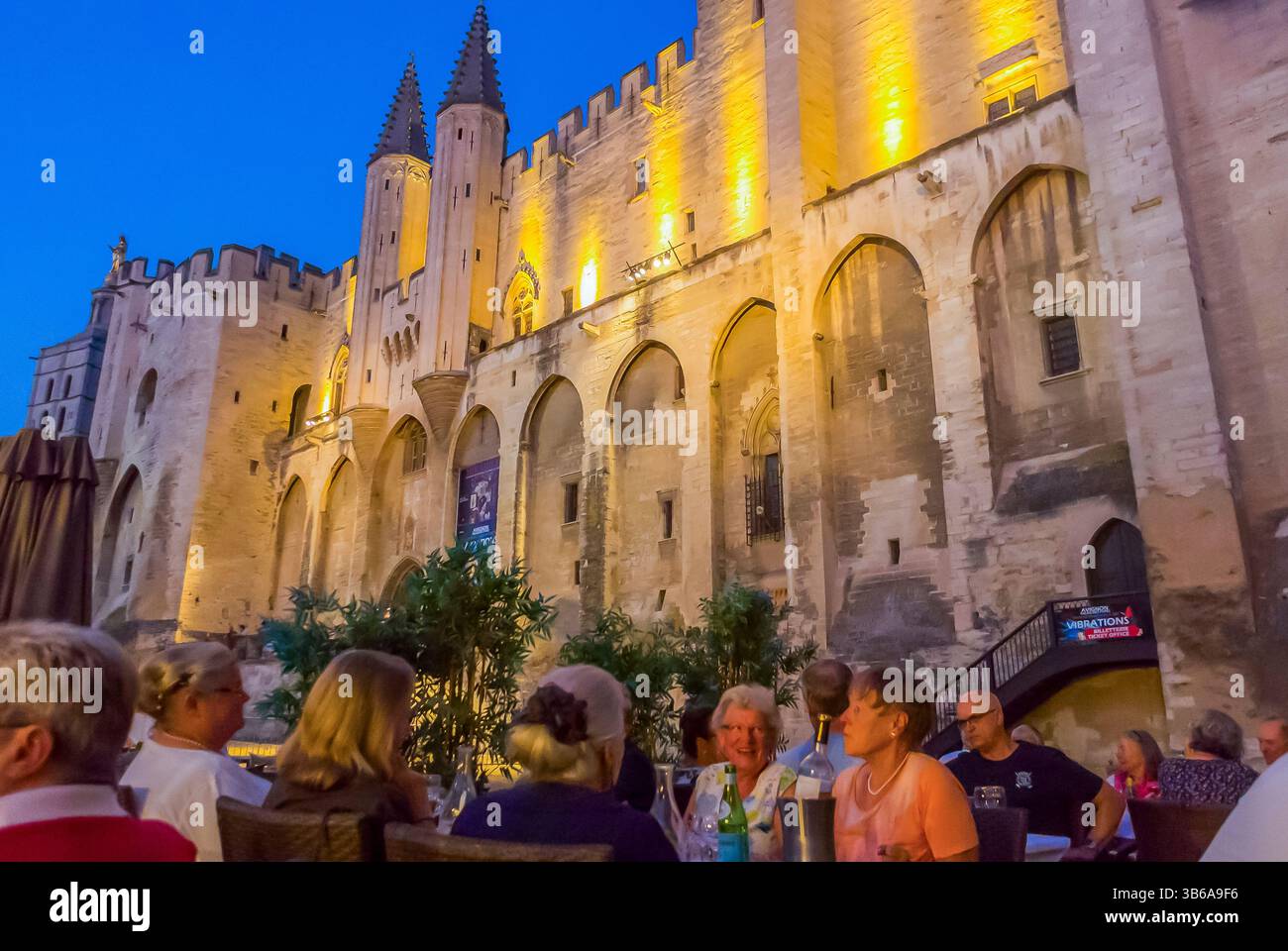Avignon, FRANKREICH, Crowd People, Frauen Touristen, in French Cafe Restaurants, Terrasse, vor 'Palace des Papes », historisches Denkmal Sommerfest Stockfoto