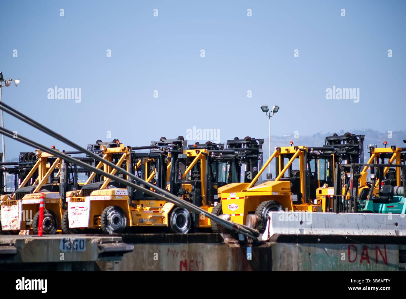 Long Beach, Kalifornien, USA - 09-07-2019: Blick auf mehrere Lastaufnahmemaschinen, die auf einem Dock im Hafen von Long Beach geparkt sind. Stockfoto