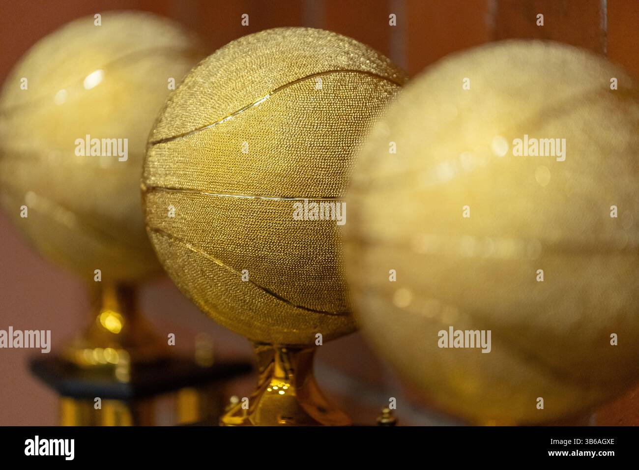 Die Trophäe der Basketball-Meisterschaft steht für Sieg, Leistung und sportliche Exzellenz, perfekt für Jugendturniere, Auszeichnungen und Leichtathletik Stockfoto