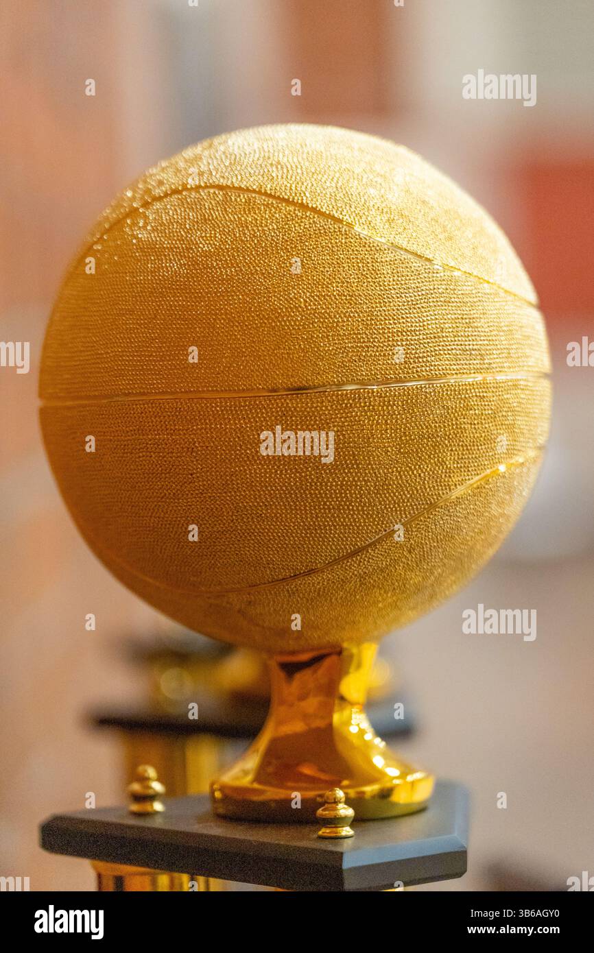 Die Trophäe der Basketball-Meisterschaft steht für Sieg, Leistung und sportliche Exzellenz, perfekt für Jugendturniere, Auszeichnungen und Leichtathletik Stockfoto