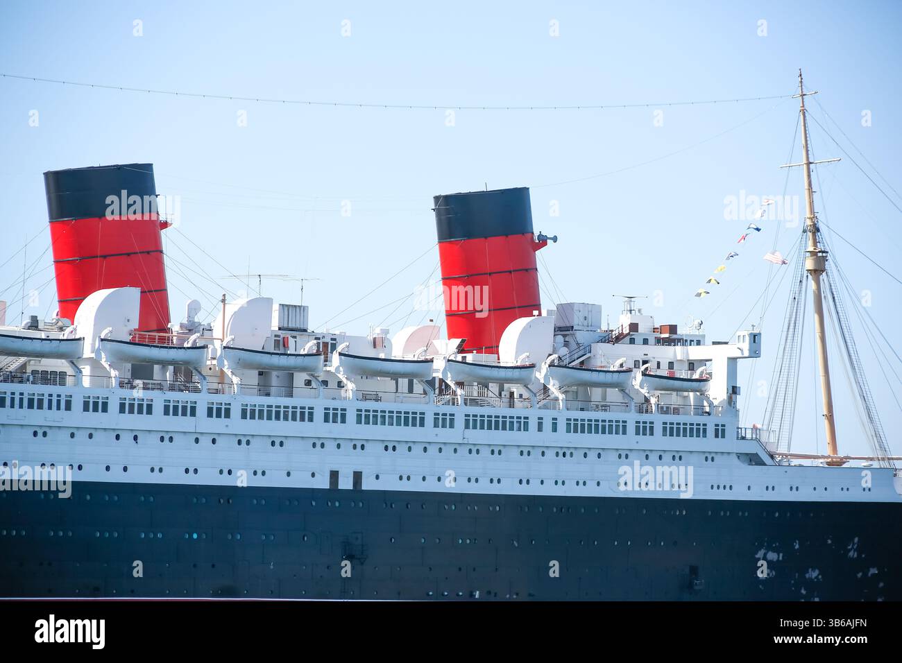 Long Beach, Kalifornien, USA - 09-07-2019: Blick auf den vorderen Teil der Queen Mary Attraktion. Stockfoto