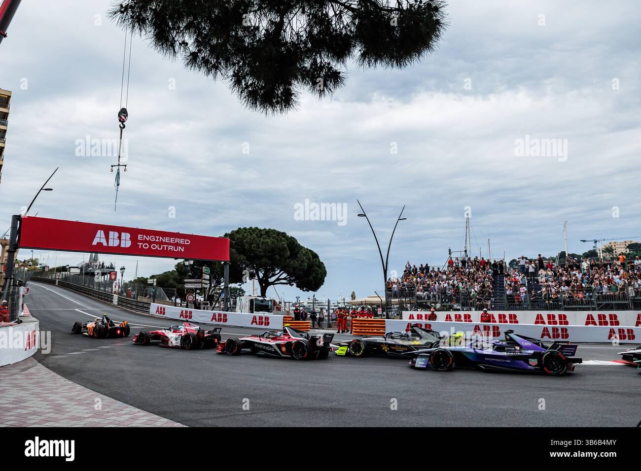 05 BARNARD Taylor (gbr), NEOM McLaren Formula E Team, Nissan e-4ORCE 05, Action 23 ROWLAND Oliver (gbr), Nissan Formula E 99 Team, Nissan e-4ORCE 05, Action 21 DE VRIES Nyck (nld), Mahindra Racing, Mahindra M11 Electro, 99 Action 33 TICKTUM Dan (gbr) 6. und 7. Runde der ABB FIA Formel E Weltmeisterschaft 2024-25 auf dem Circuit de Monaco vom 2. bis 4. Mai 2025 in Monte-Carlo, Monaco Stockfoto