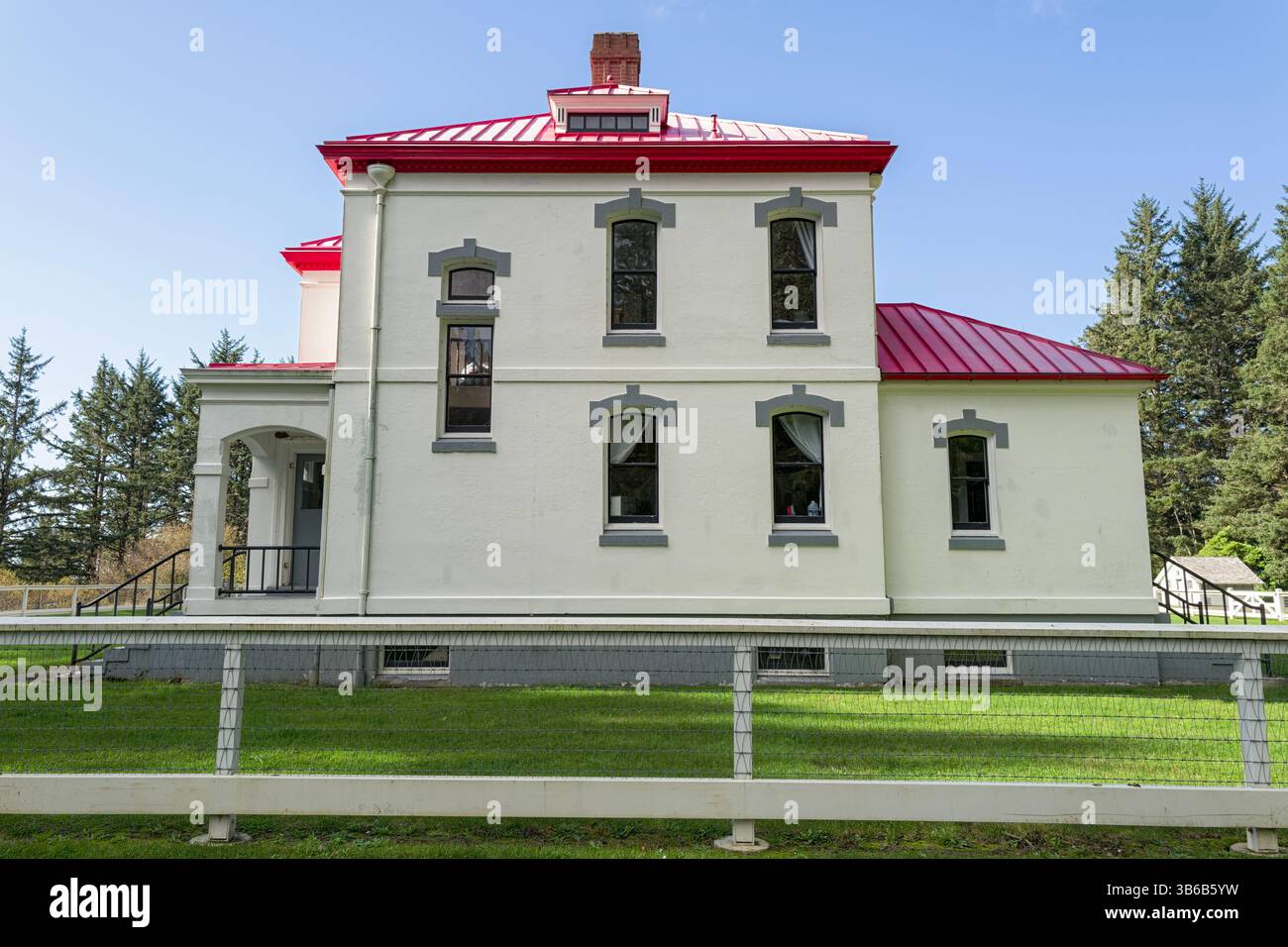 Die Residenz des Leuchtturmwärters wurde in eine Ferienwohnung im Cape Desappointment State Park, Washington, USA, umgewandelt Stockfoto