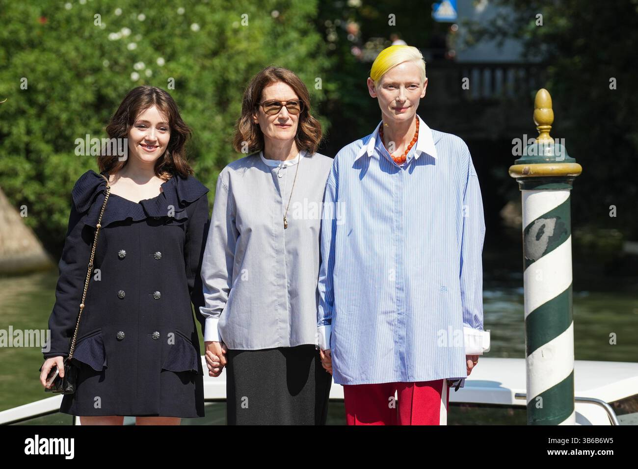 6. September 2022, Venedig, Italien: Carlie-Sophia Davies, Joanna Hogg und Tilda Swinton werden während des 79. Internationalen Filmfestivals von Venedig im Darsena Excelsior in Venedig gesehen. (Foto: © Stefano Costantino/SOPA Bilder via ZUMA Press Wire) Stockfoto