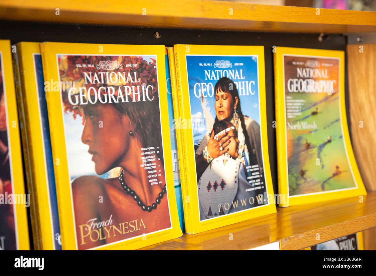Los Angeles, Kalifornien, USA - 09.04.2019: Eine Ansicht mehrerer National Geographic Magazine in einem gebrauchten Bücherregal. Stockfoto