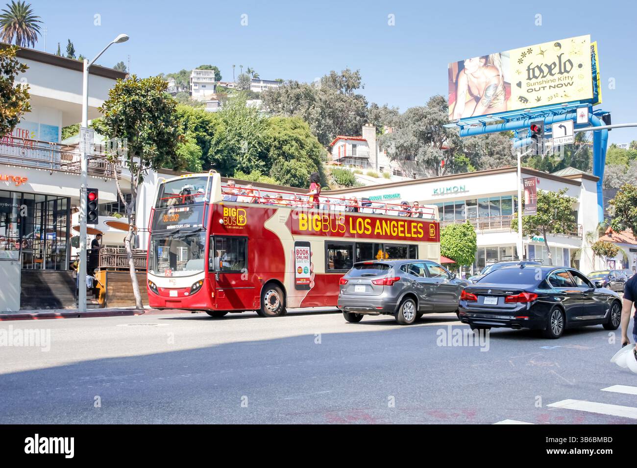 West Hollywood, Kalifornien, USA - 23.09.2019: Ein Blick auf einen BigBus Los Angeles fährt über eine Kreuzung auf dem Sunset Blvd. Stockfoto