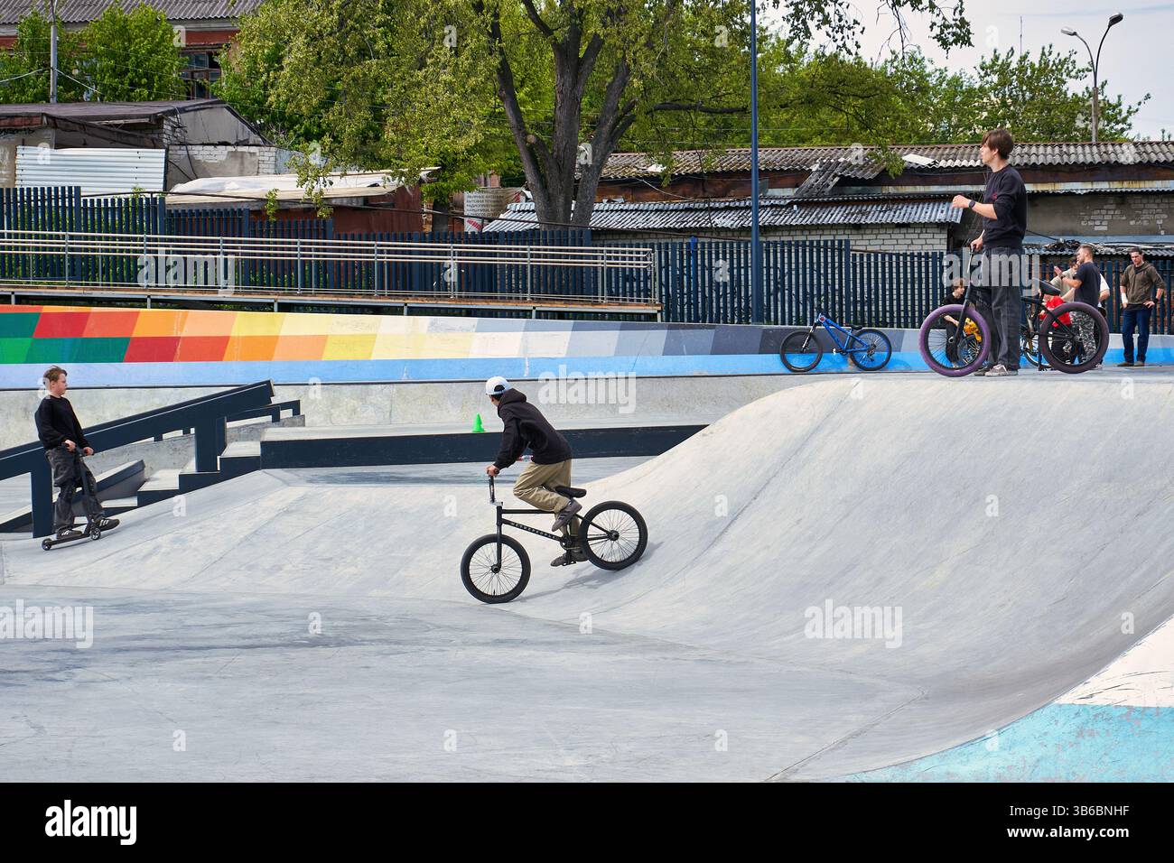 Radfahrer auf einem BMX-Fahrrad in einem Skatepark Stockfoto