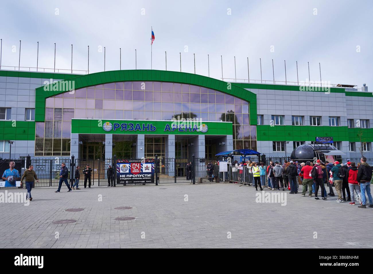 Ryazan, Russland - 3. Mai 2025: Fußballfans stehen für ein Spiel im Stadion der Ryazan Arena an Stockfoto