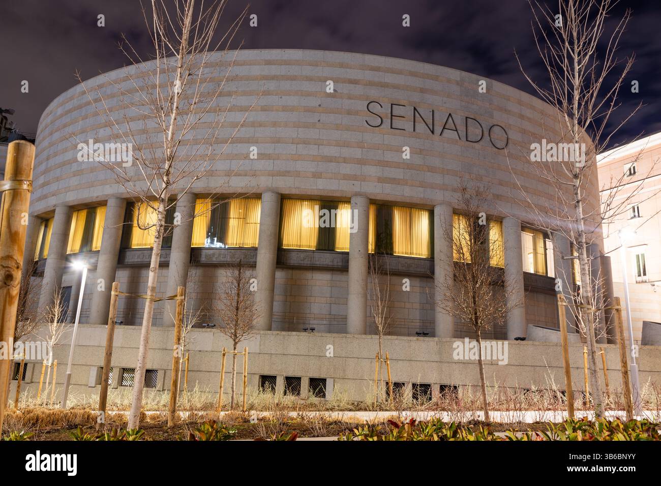 Außenansicht des Palacio del Senado Gebäudes, Blick auf die Fassade des Senatspalastes der spanischen Regierung, Skyline des Stadtzentrums von Madrid Spanien Stockfoto Außenansicht des Palacio del Senado Gebäudes, Blick auf die Fassade des Senatspalastes der spanischen Regierung, Skyline des Stadtzentrums von Madrid Spanien Stockfoto