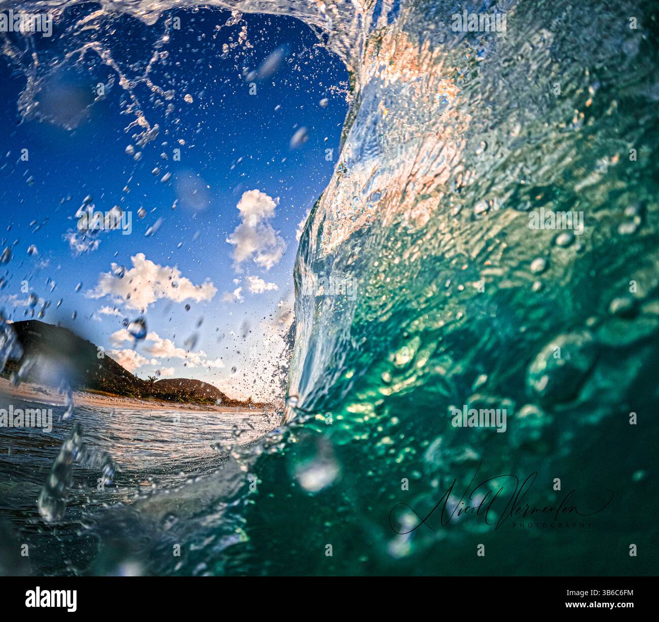 Azure Ocean Blaue Welle stürzt am Strand in der Karibik. Sonnige Seite Meer Sand Stockfoto