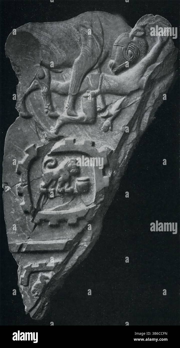 Die Bullenpalette ist das Fragment einer altägyptischen Grauwackenpalette. Sie wurde in niedrigem Relief geschnitzt und wurde als Kosmetikpalette für das Schleifen von Kosmetik verwendet. Sie datiert auf die letzten zwei Jahrhunderte des vierten Jahrtausends v. Chr. (die Zeit, die auch als Naqada-Kultur bekannt ist). Die Abbildung zeigt eine Seite eines Teils der Palette (von dem ein Teil nicht freigelegt wurde). Stockfoto