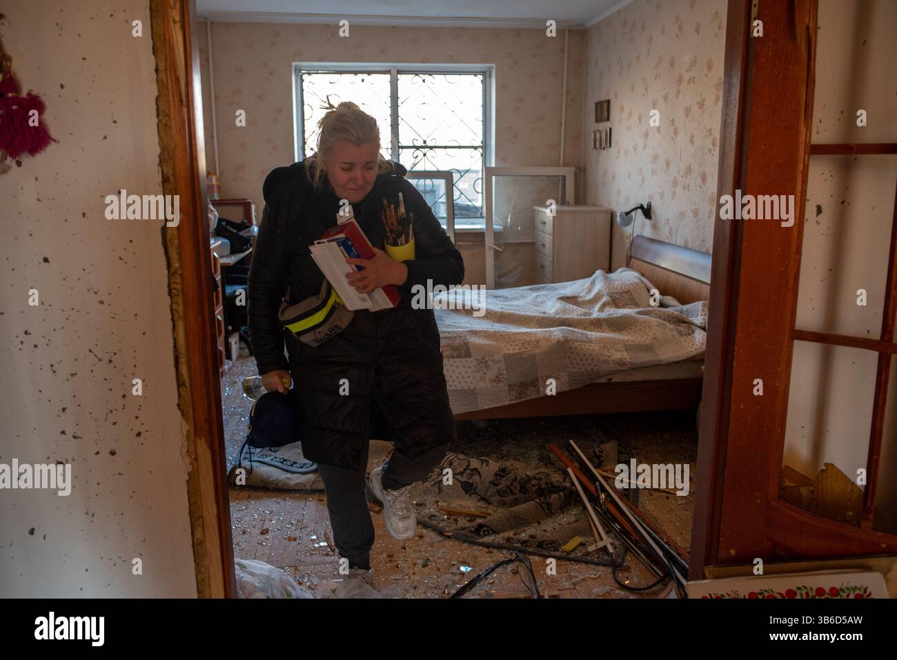März 2022, Kiew, Ukraine: DARAYA IVANOVA, 40, eine Schullehrerin für traditionelle ukrainische Volkskunst weint, als sie Kunstvorräte aus ihrer zerstörten Wohnung entfernt, die von einem abgefangenen russischen Luftangriff in Kiew getroffen wurde. (Bild: © Seth Sidney Berry/ZUMA Press Wire Service) Stockfoto