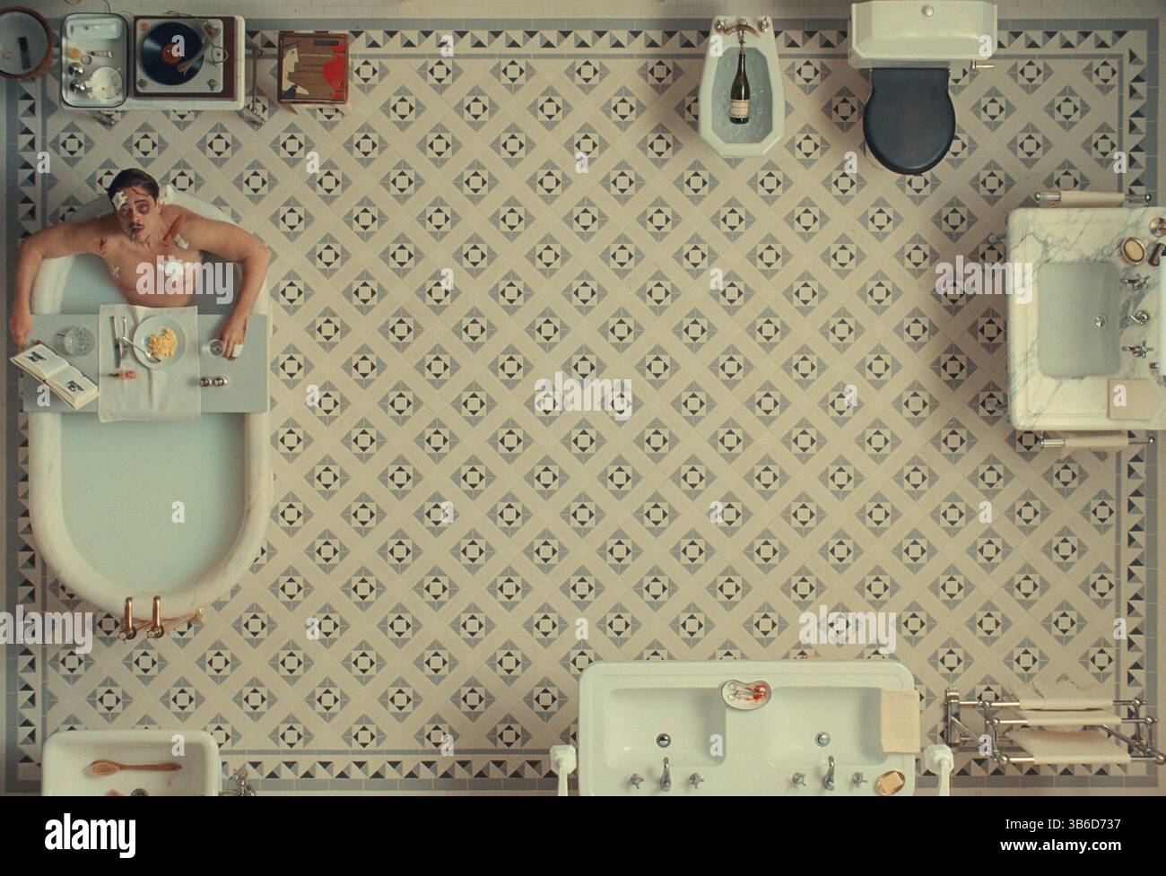 ERSCHEINUNGSDATUM: 6. Juni 2025. TITEL: Das phönizische Schema. STUDIO: Paramount Pictures. DIREKTOR: Wes Anderson. HANDLUNG: Die Geschichte einer Familie und eines Familienunternehmens. DIE HAUPTROLLE: BENICIO DEL TORO als Zsa-Zsa Korda. (Credit Image: © Focus Features/Entertainment Pictures/ZUMAPRESS.com) NUR REDAKTIONELLE VERWENDUNG! Nicht für kommerzielle ZWECKE! Stockfoto