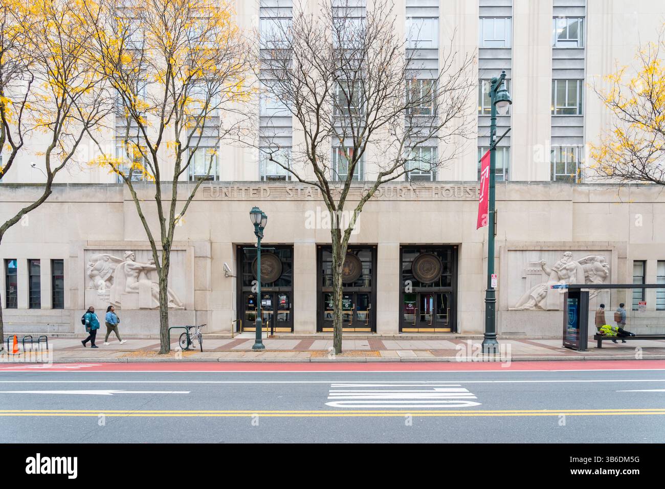 Philadelphia, PA, USA - 4. November 2023: Robert N C Nix SR Federal Building und United States Post Office in Philadelphia, PA, USA Stockfoto