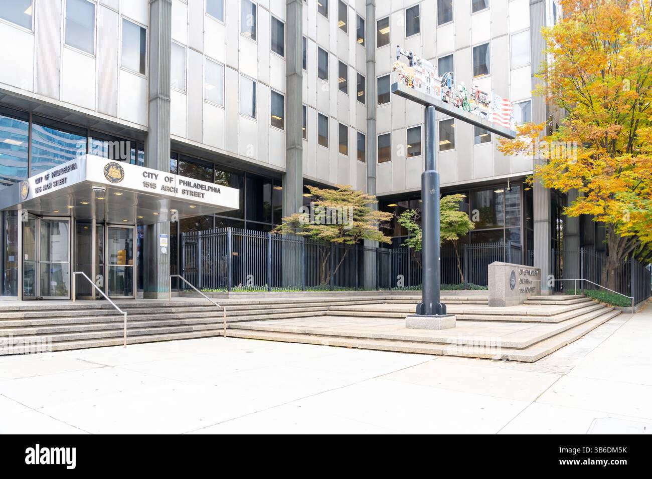 Der Eingang zum Gemeindegebäude von Philadelphia in 1515 Arch St, Philadelphia, PA Stockfoto