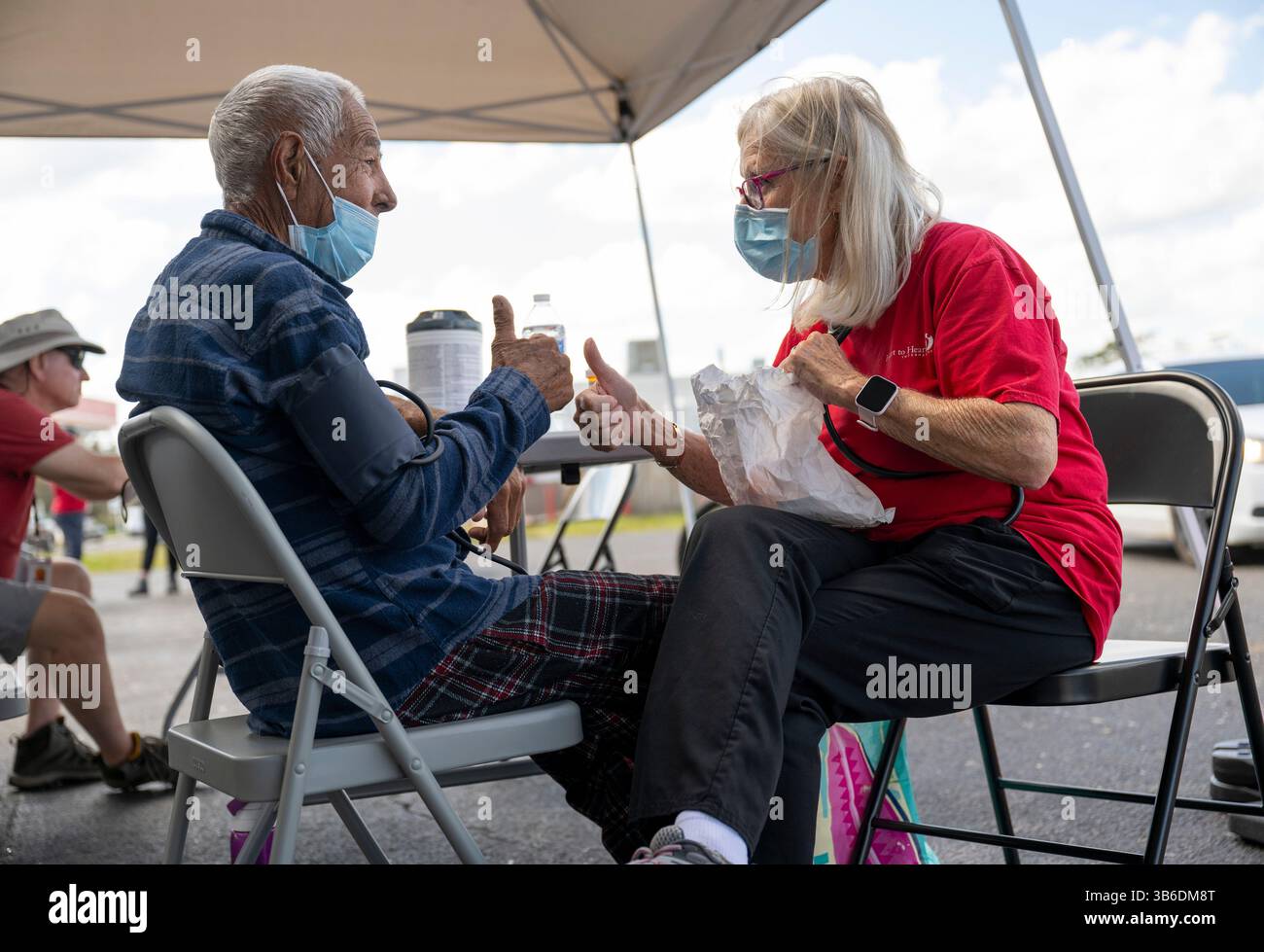 5. Oktober 2022, Arcadia, Florida, USA: Ein gemeinnütziges mobiles medizinisches Team aus Kansas City, das von From Heart to Heart International Patienten in Arcadia, Florida, behandelt. Arcadia wurde letzte Woche vom Hurrikan Ian schwer getroffen. Laut der Volkszählung von 2020 leben etwa 30 % der Bevölkerung in Arcadia unterhalb der Armutsgrenze, während etwa 13 % der Bevölkerung in Florida insgesamt in Armut leben. Das Team besteht aus freiwilligen Ärzten, Krankenschwestern und Krankenschwestern. (Bild: © Robin Loznak/ZUMA Press Wire) Stockfoto