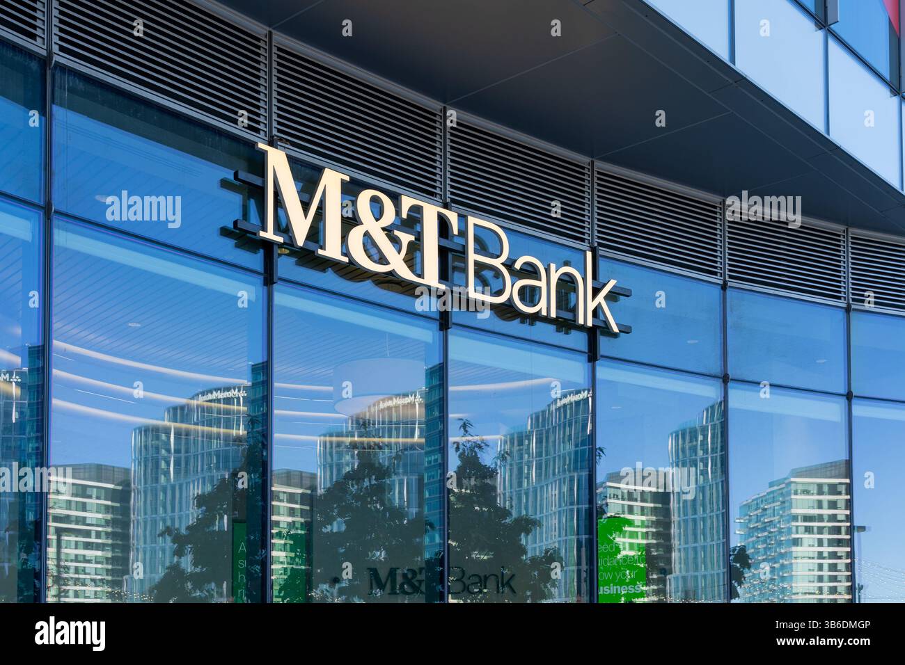 Boston, Massachusetts, USA - 11. November 2023: Nahaufnahme des Logozeichens der M und T Bank auf dem Gebäude in Boston, Massachusetts, USA. Stockfoto