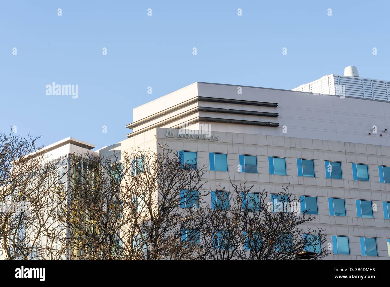 Cambridge, MA, USA - 11. November 2023: Gebäude des Novartis Institute for Biomedical Research in Cambridge, MA, USA Stockfoto