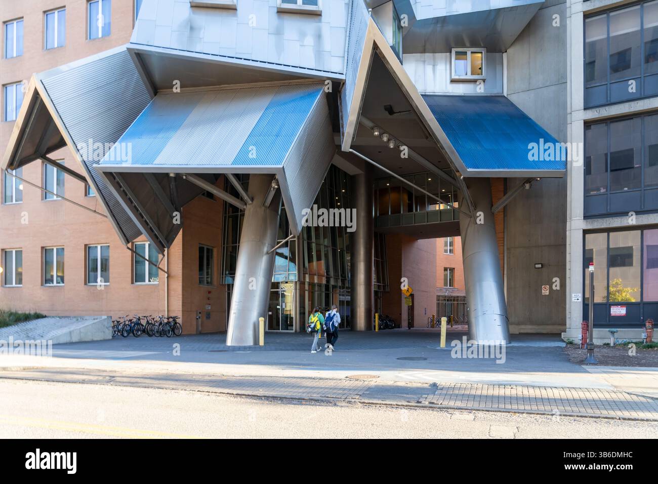 Cambridge, MA, USA - 11. November 2023: Der Eingang zum Ray and Maria Stata Center in mit, Cambridge, MA, USA. Stockfoto