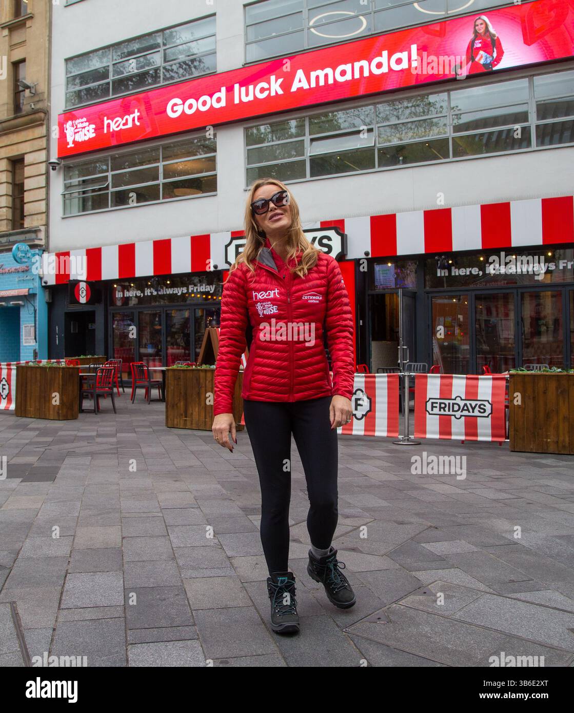 5. Oktober 2022, London, England, Vereinigtes Königreich: AMANDA HOLDEN posiert vor dem Global Studio vor der „Amanda's 3 Peaks Challenge“, die Spenden für Global's Make Some Noise sammelt. (Bild: © Tayfun Salci/ZUMA Press Wire) Stockfoto