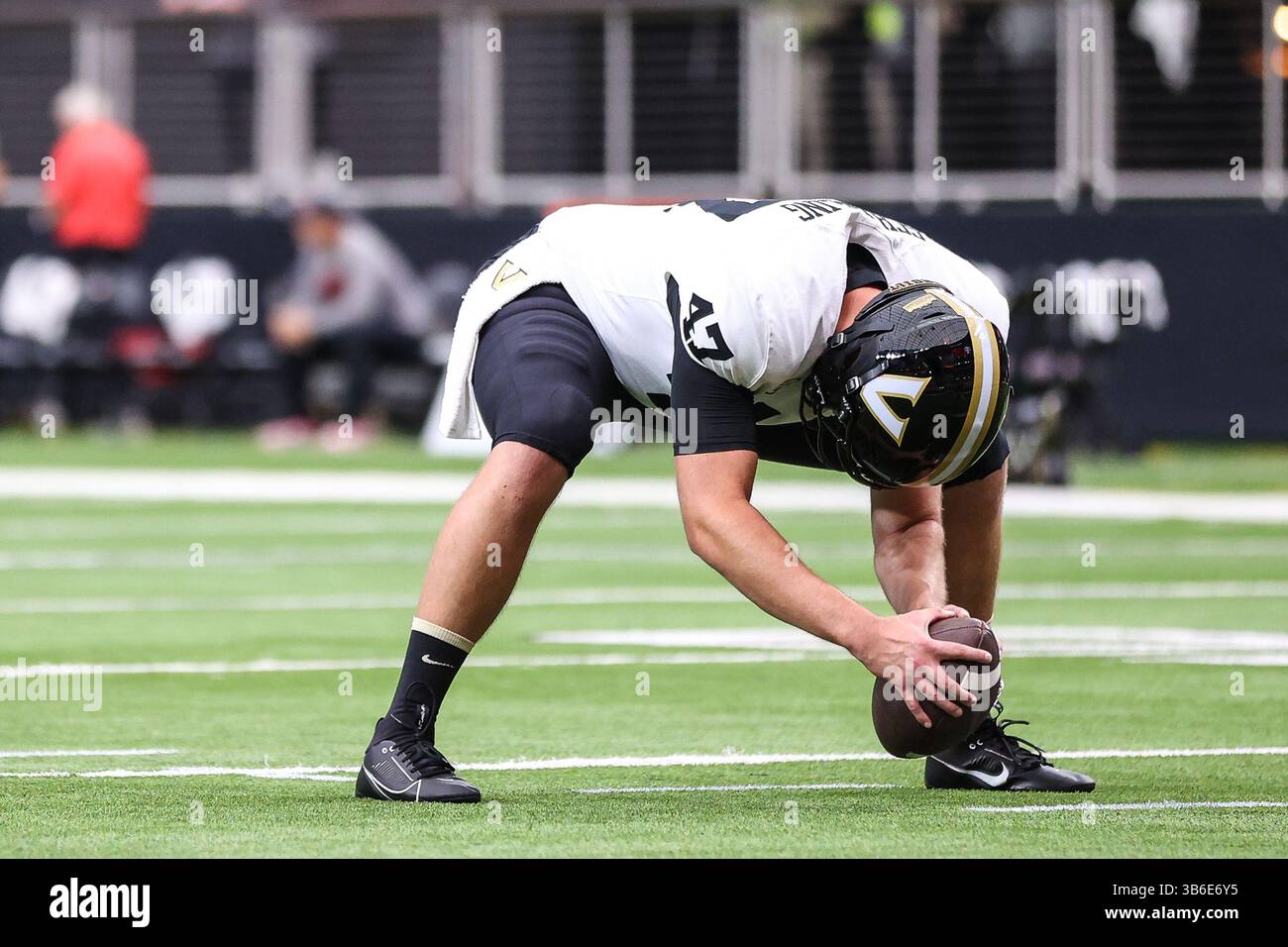 16. September 2023: Vanderbilt Commodores Long Snapper Wesley Schelling (47) auf dem Feld vor dem Start des College-Football-Spiels mit den Vanderbilt Commodores und den UNLV-Rebellen im Allegiant Stadium in Las Vegas, NV. Christopher Trim/CSM. (Kreditbild: © Christopher Trim/CSM via ZUMA Press Wire) Stockfoto