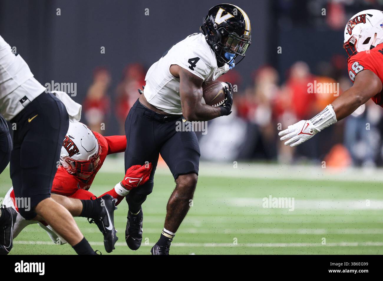 16. September 2023: Vanderbilt Commodores Running Back Patrick Smith (4) läuft mit dem Ball während der zweiten Hälfte des College-Fußballspiels mit den Vanderbilt Commodores und den UNLV Rebellen im Allegiant Stadium in Las Vegas, NV. Christopher Trim/CSM. (Kreditbild: © Christopher Trim/CSM via ZUMA Press Wire) Stockfoto